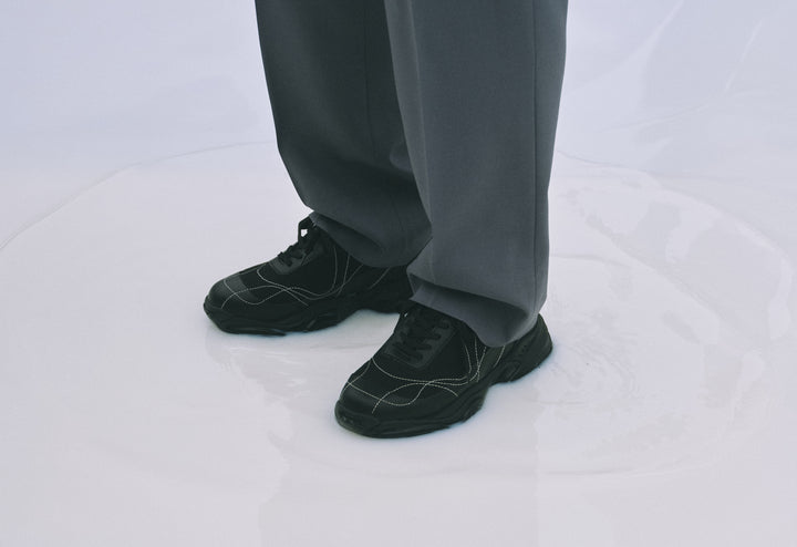 フットウェアブランドOAO(オーエーオー)のスニーカーSUNLIGHT Black&White (ザカーブワン)の着用画像。公式オンラインストア。通販。