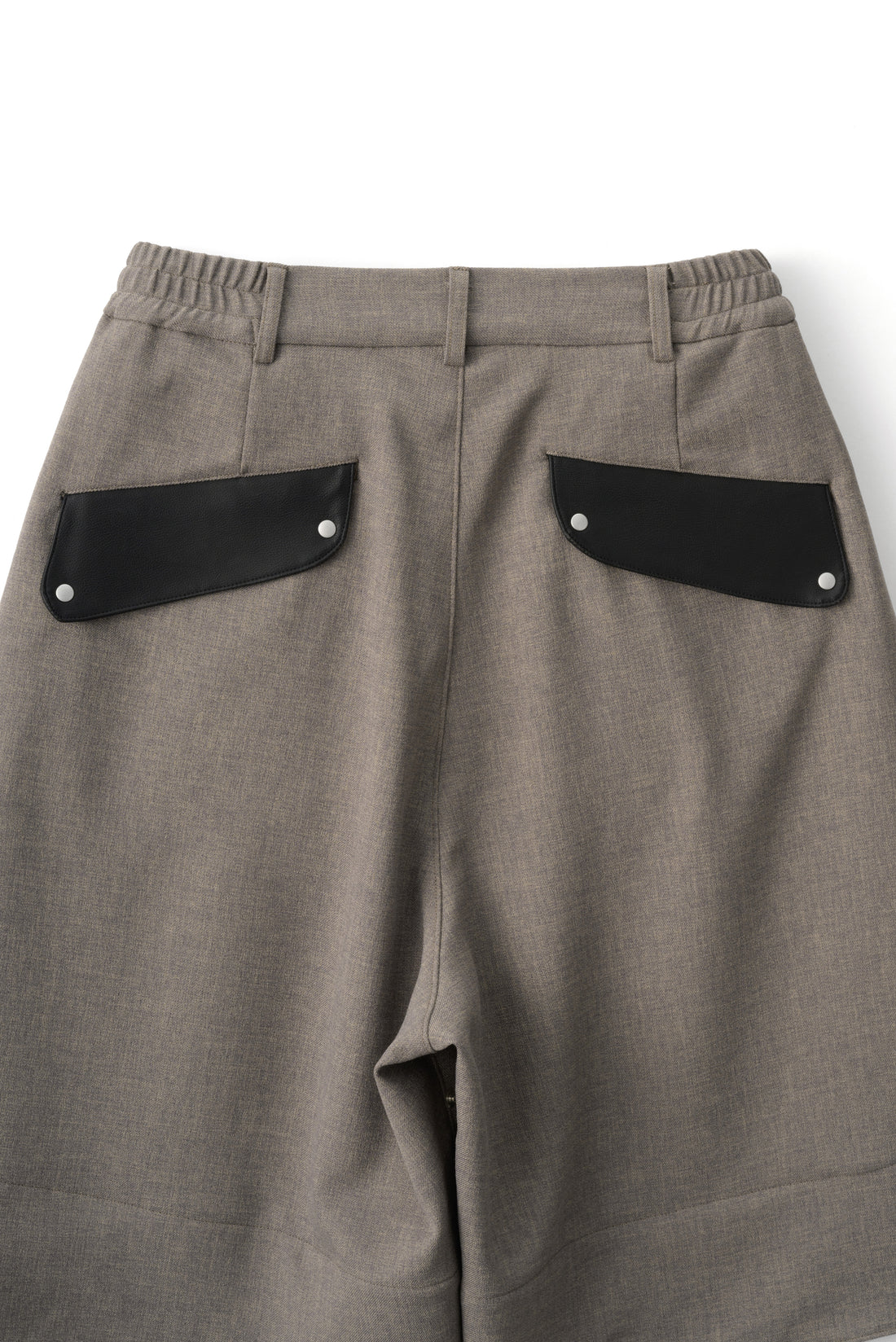 フットウェアブランドOAO(オーエーオー)のショーツLES ARCS SHORTS KHAKI(レザルクショーツ)