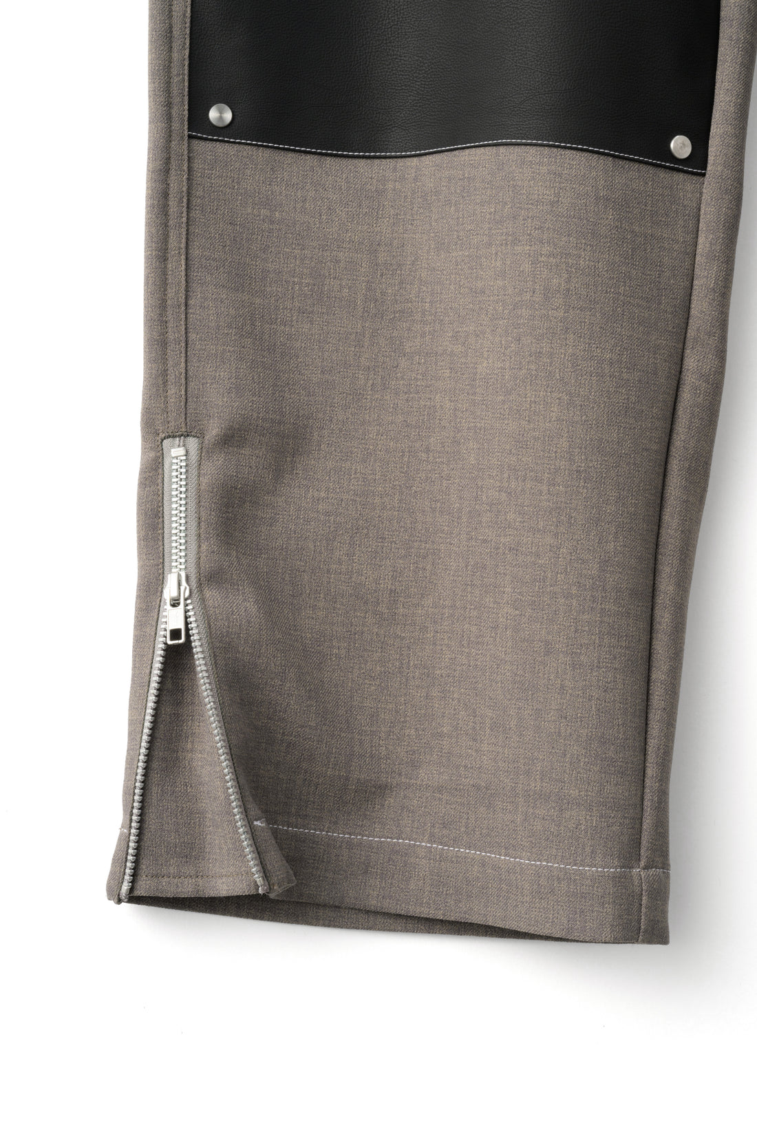 フットウェアブランドOAO(オーエーオー)のトラウザーズLES ARCS TROUSERS KHAKI(レザルクトラウザーズ)