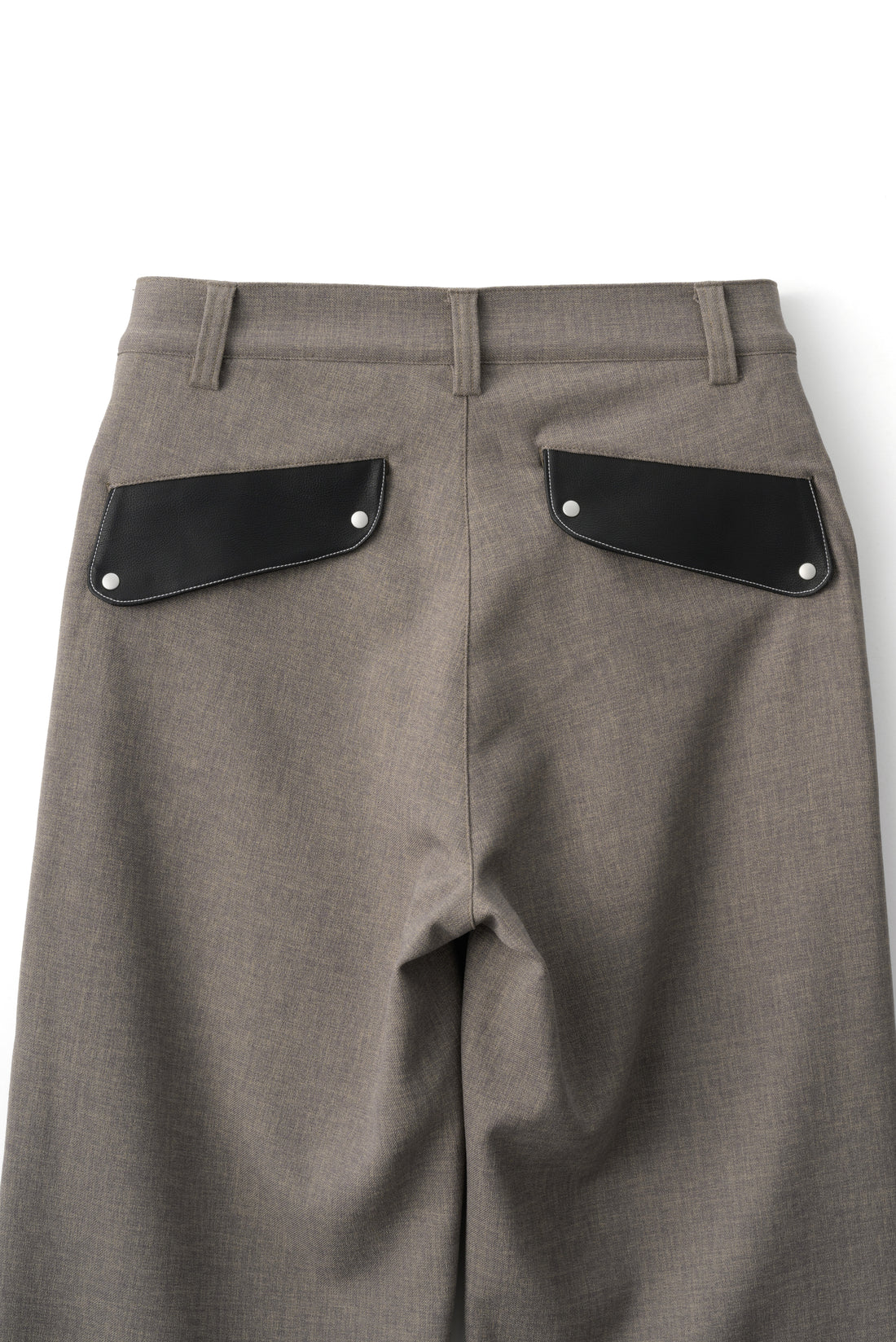 フットウェアブランドOAO(オーエーオー)のトラウザーズLES ARCS TROUSERS KHAKI(レザルクトラウザーズ)